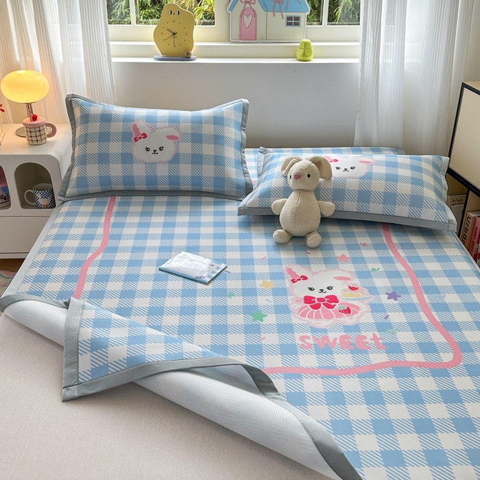 91家纺网 家纺一手货源 找家纺  （提供买家秀 爆款花型 不断货）2025新款A类碳光软冰丝凉席系列-床笠款 蓝格兔兔