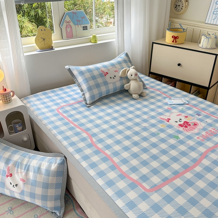 91家纺网 家纺一手货源 找家纺  （提供买家秀 爆款花型 不断货）2025新款A类碳光软冰丝凉席系列-床笠款 蓝格兔兔