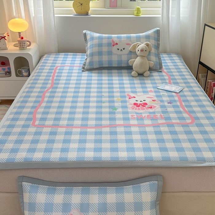 91家纺网 家纺一手货源 找家纺  （提供买家秀 爆款花型 不断货）2025新款A类碳光软冰丝凉席系列-床笠款 蓝格兔兔