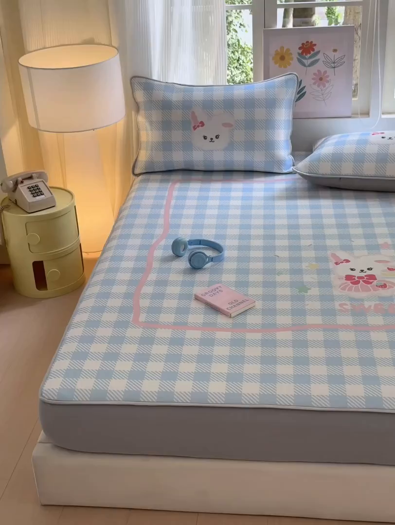 91家纺网 家纺一手货源 找家纺  （提供买家秀 爆款花型 不断货）2025新款A类碳光软冰丝凉席系列-床笠款 蓝格兔兔