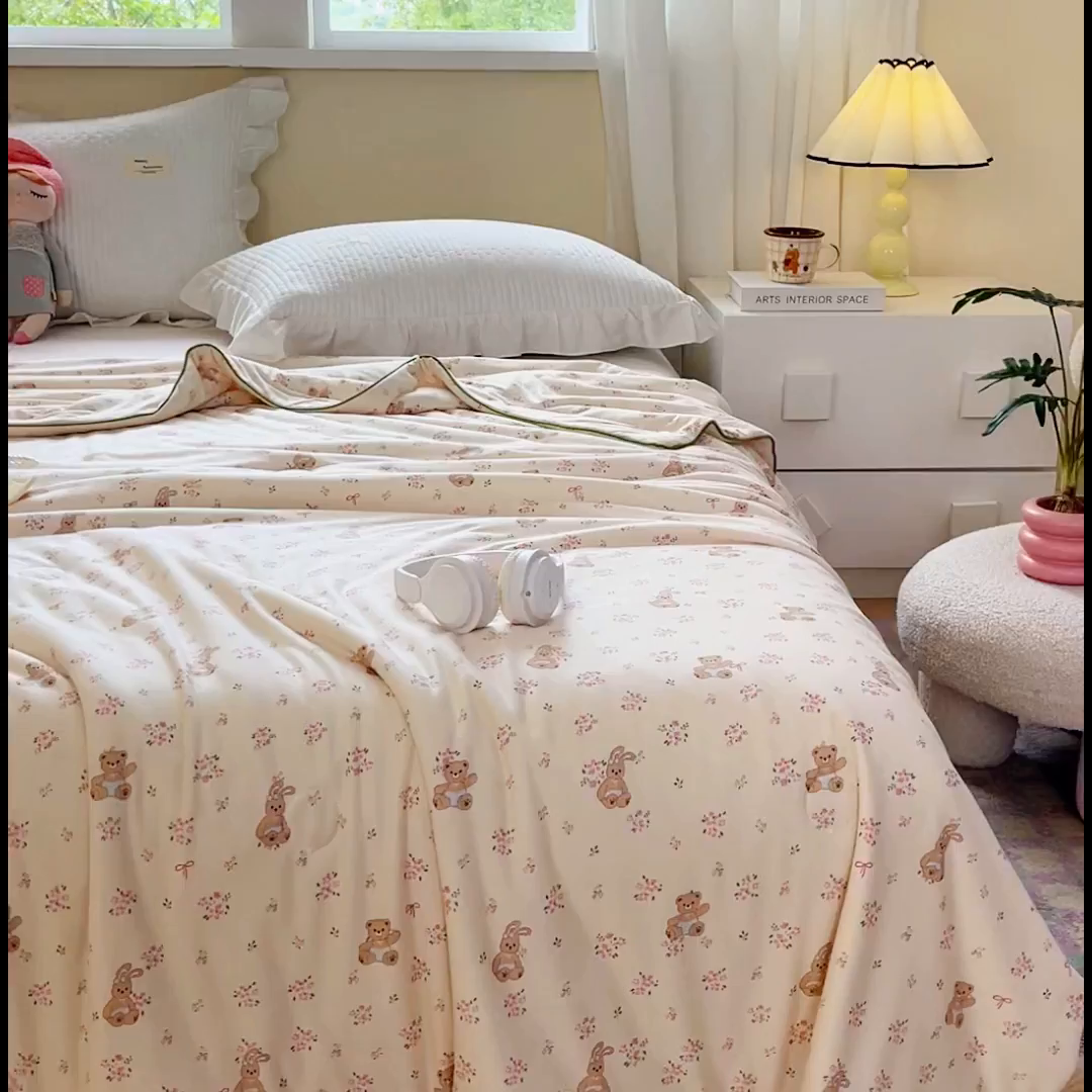 91家纺网 家纺一手货源 找家纺  提供买家秀爆款花型不断货）2025新款A类母婴级宝宝被子豆豆绒牛奶针织棉被子儿童豆豆被大豆被春秋冬被 牛奶针织被-熊兔恋记