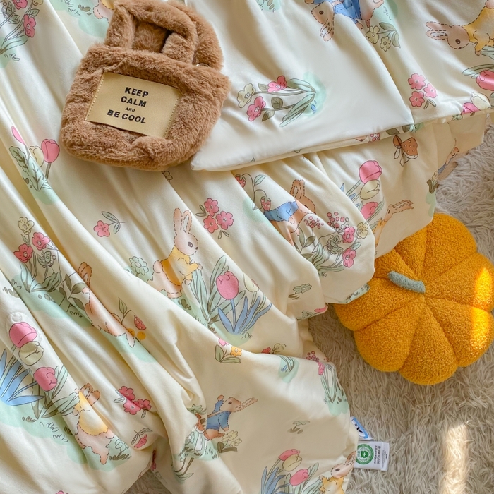 91家纺网 家纺一手货源 找家纺  提供买家秀爆款花型不断货）2025新款A类母婴级宝宝被子豆豆绒牛奶针织棉被子儿童豆豆被大豆被春秋冬被 牛奶针织被-嗨皮兔