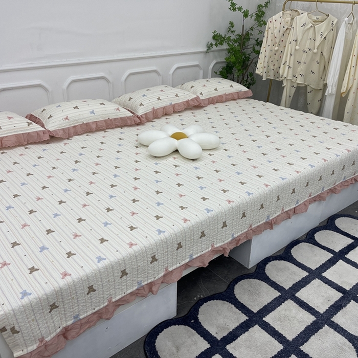 91家纺网 家纺一手货源 找家纺 禧瑞谷 2025新款全棉纯棉双层花边绗缝夹棉榻榻米支持定制农村大炕盖 彩条熊