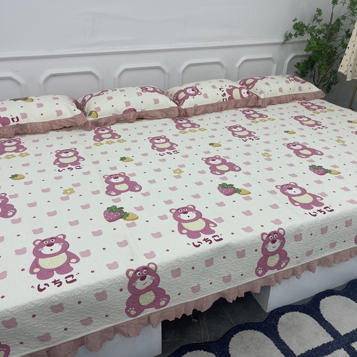 91家纺网 家纺一手货源 找家纺 禧瑞谷 2025新款全棉纯棉双层花边绗缝夹棉榻榻米支持定制农村大炕盖 草莓熊