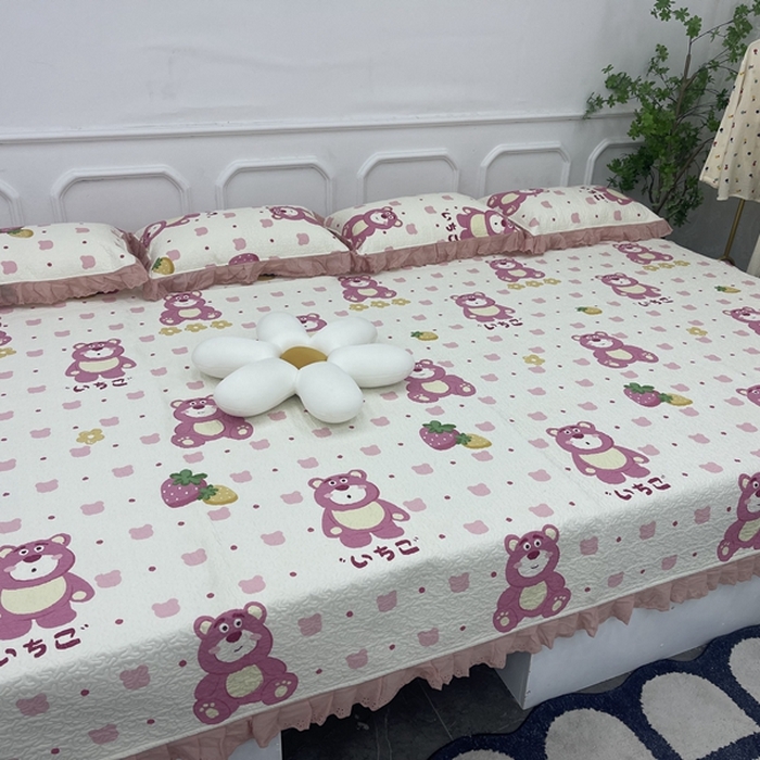 91家纺网 家纺一手货源 找家纺 禧瑞谷 2025新款全棉纯棉双层花边绗缝夹棉榻榻米支持定制农村大炕盖 草莓熊