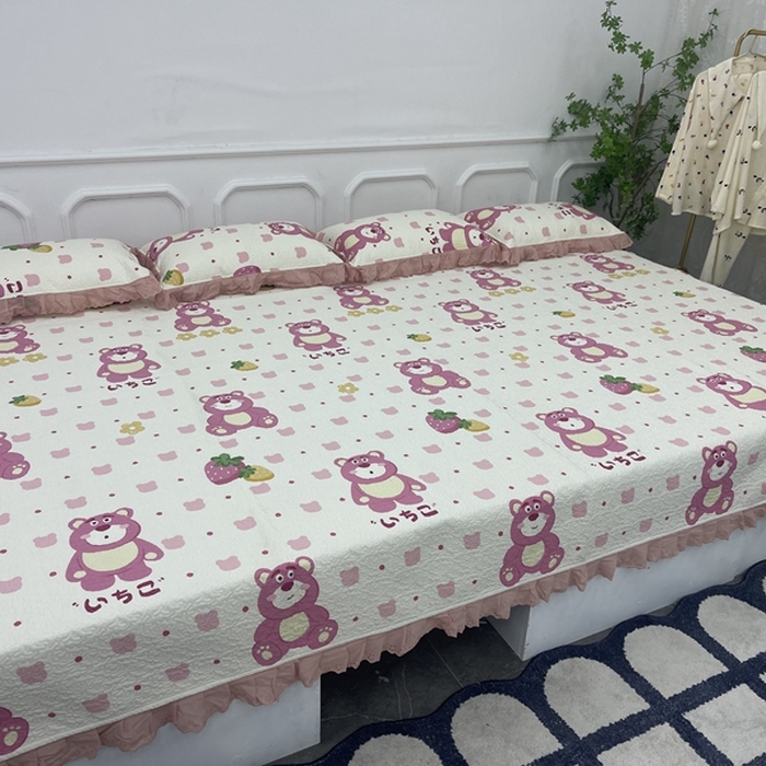 91家纺网 家纺一手货源 找家纺 禧瑞谷 2025新款全棉纯棉双层花边绗缝夹棉榻榻米支持定制农村大炕盖 草莓熊