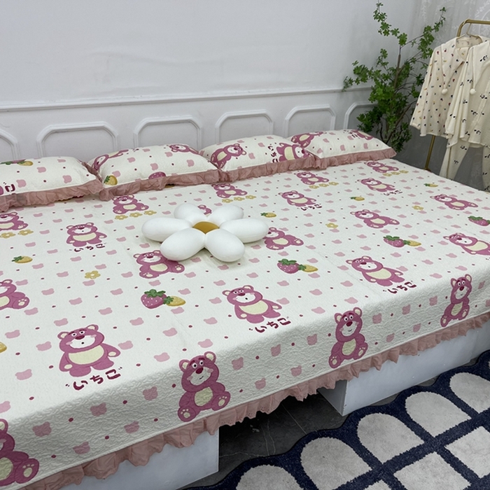 91家纺网 家纺一手货源 找家纺 禧瑞谷 2025新款全棉纯棉双层花边绗缝夹棉榻榻米支持定制农村大炕盖 草莓熊