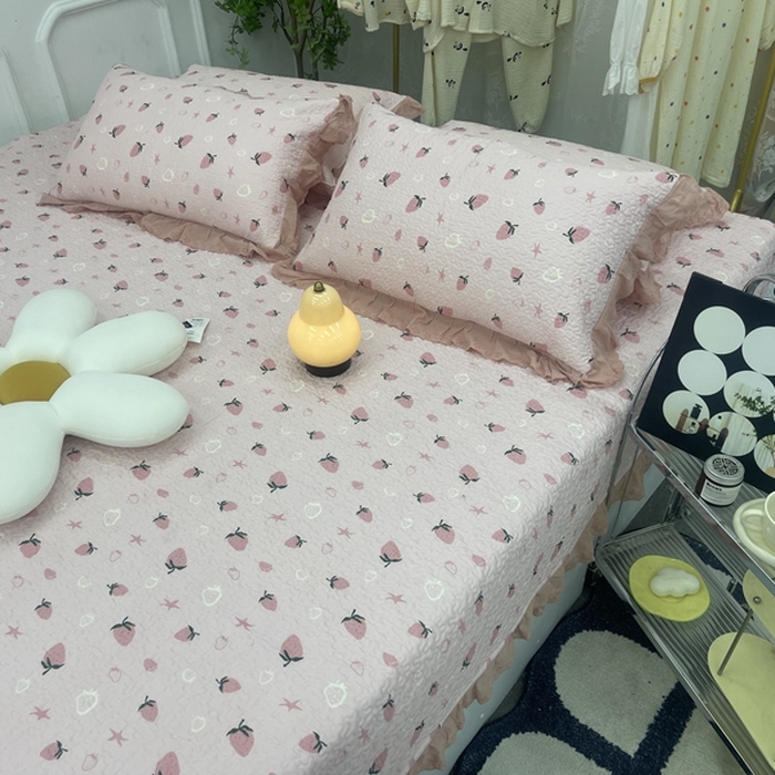 91家纺网 家纺一手货源 找家纺 禧瑞谷 2025新款全棉纯棉双层花边绗缝夹棉榻榻米支持定制农村大炕盖 粉底草莓