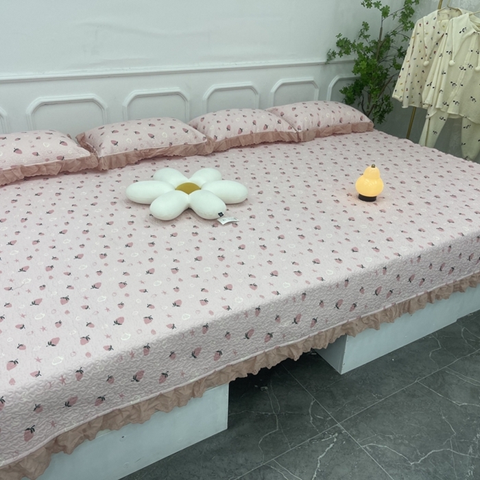 91家纺网 家纺一手货源 找家纺 禧瑞谷 2025新款全棉纯棉双层花边绗缝夹棉榻榻米支持定制农村大炕盖 粉底草莓