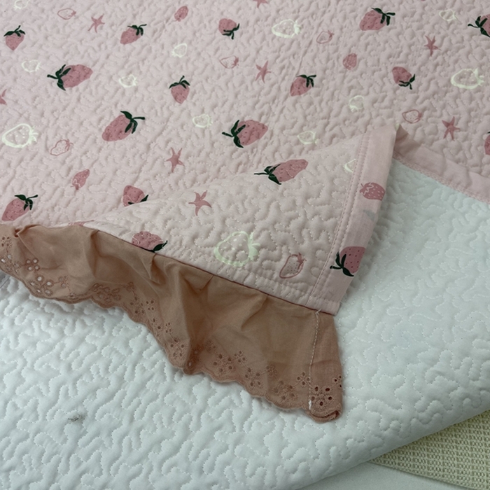 91家纺网 家纺一手货源 找家纺 禧瑞谷 2025新款全棉纯棉双层花边绗缝夹棉榻榻米支持定制农村大炕盖 粉底草莓