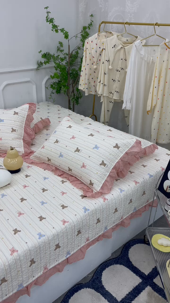 91家纺网 家纺一手货源 找家纺 禧瑞谷 2025新款全棉纯棉双层花边绗缝夹棉榻榻米支持定制农村大炕盖彩条熊