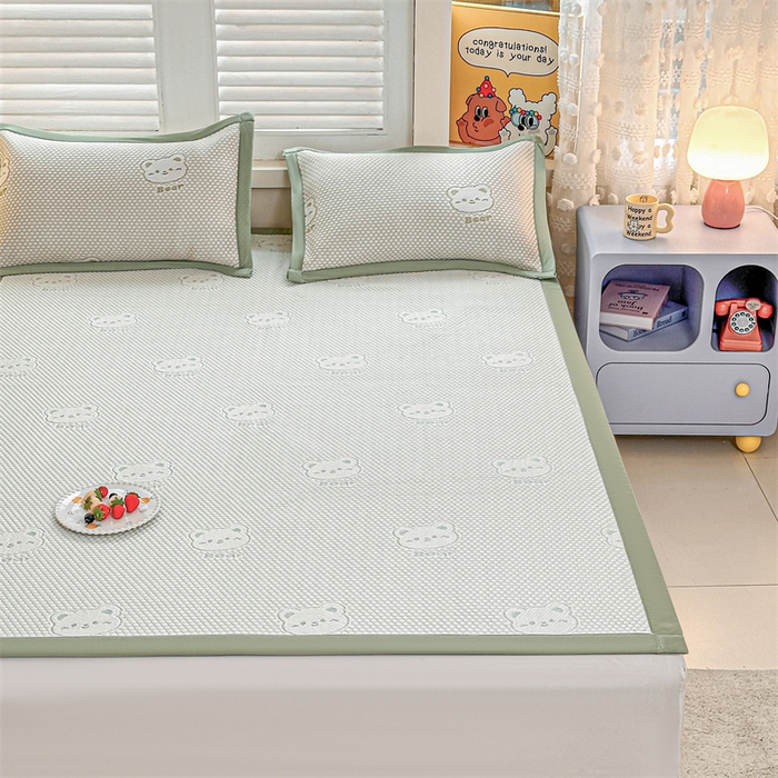 91家纺网 家纺一手货源 找家纺 喜歌家居 2025新款A类刺绣豆豆席小熊 小冰熊草绿