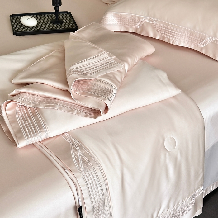 91家纺网 家纺一手货源 找家纺 馨蕊家居 2025新款80SLF奥地利兰精天丝夏被四件套-凯伦 夏被凯伦-蔷薇粉