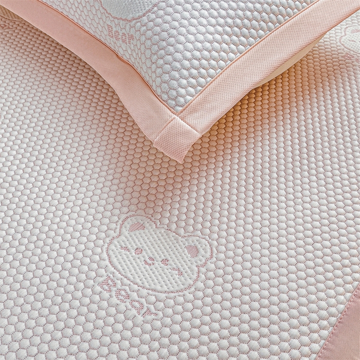 91家纺网 家纺一手货源 找家纺 喜歌家居 2025新款A类刺绣豆豆席小熊 小冰熊浅粉