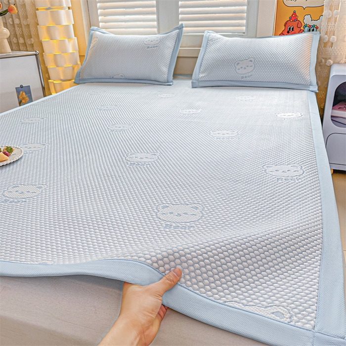 91家纺网 家纺一手货源 找家纺 喜歌家居 2025新款A类刺绣豆豆席小熊 小冰熊天蓝