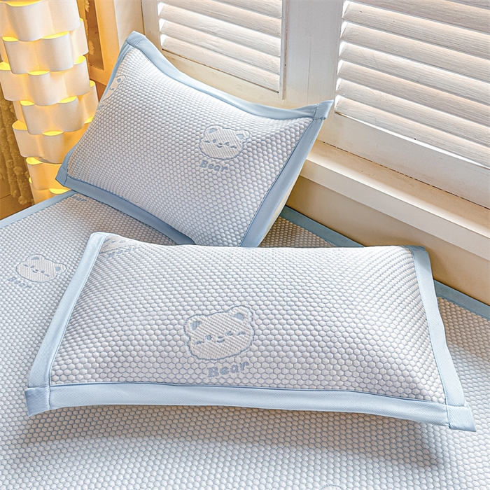 91家纺网 家纺一手货源 找家纺 喜歌家居 2025新款A类刺绣豆豆席小熊 小冰熊天蓝