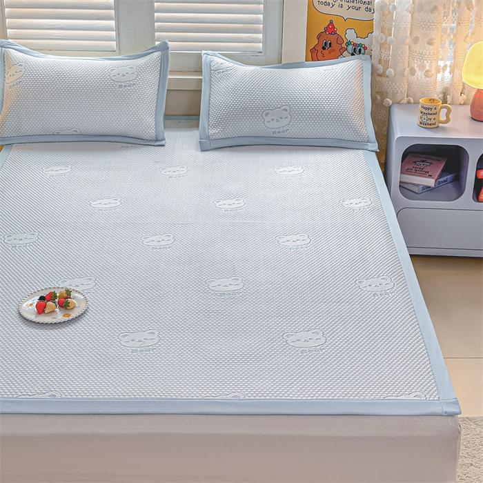 91家纺网 家纺一手货源 找家纺 喜歌家居 2025新款A类刺绣豆豆席小熊 小冰熊天蓝