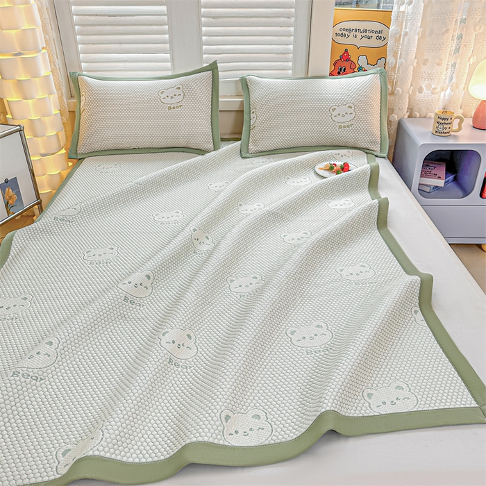 91家纺网 家纺一手货源 找家纺 喜歌家居 2025新款A类刺绣豆豆席小熊 小冰熊草绿