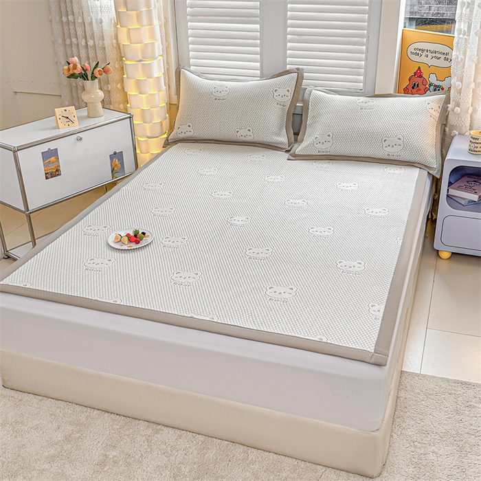 91家纺网 家纺一手货源 找家纺 喜歌家居 2025新款A类刺绣豆豆席小熊 小冰熊浅灰