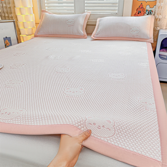 91家纺网 家纺一手货源 找家纺 喜歌家居 2025新款A类刺绣豆豆席小熊 小冰熊浅粉