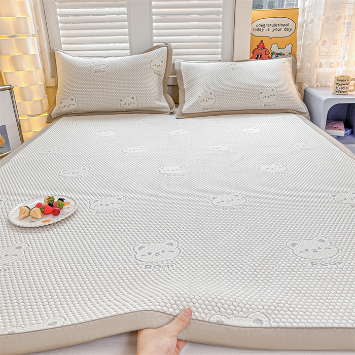 91家纺网 家纺一手货源 找家纺 喜歌家居 2025新款A类刺绣豆豆席小熊 小冰熊浅灰