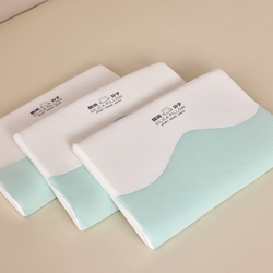91家纺网 家纺一手货源 找家纺 （总）北鸣有鱼枕芯馆 2025新款脑洞分子可水洗儿童记忆枕,脑洞分子小号：平放40*24*3cm (推荐0-3岁婴幼儿使用）,脑洞分子中号：平放45*28*3/5cm(推荐3-8岁儿童使用）,脑洞分子大号：平放60*35*5/7cm(推荐9-16岁青少年使用）,「注意：此款产品为控价产品」劵后实际成交价须高于69元，否则将收回会员价格权益