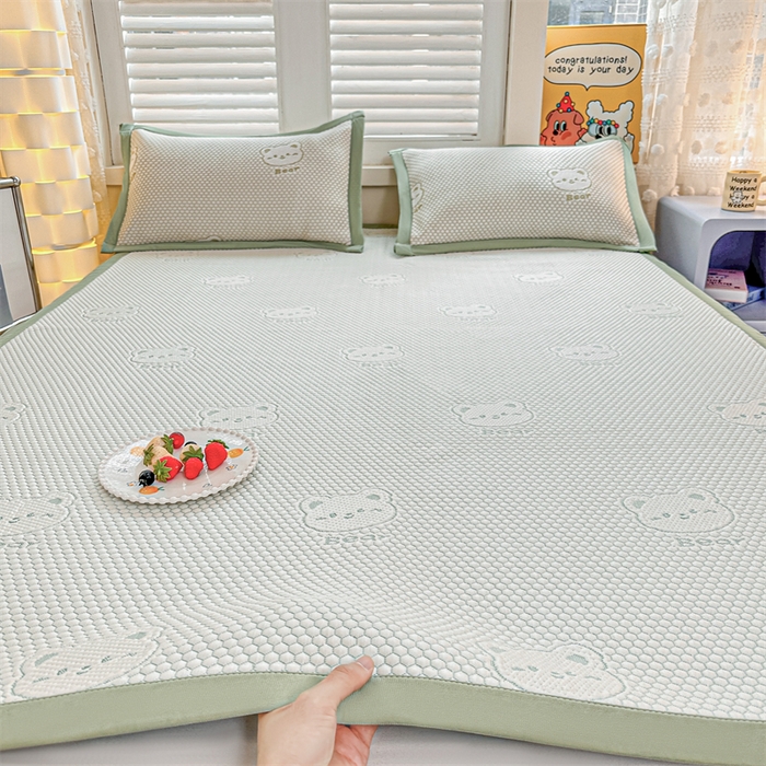 91家纺网 家纺一手货源 找家纺 喜歌家居 2025新款A类刺绣豆豆席小熊 小冰熊草绿