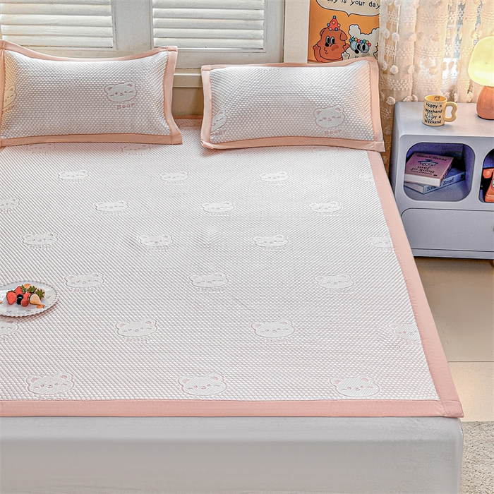 91家纺网 家纺一手货源 找家纺 喜歌家居 2025新款A类刺绣豆豆席小熊 小冰熊浅粉