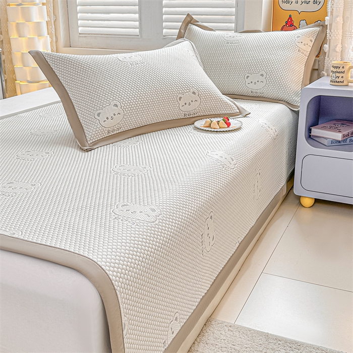 91家纺网 家纺一手货源 找家纺 喜歌家居 2025新款A类刺绣豆豆席小熊 小冰熊浅灰