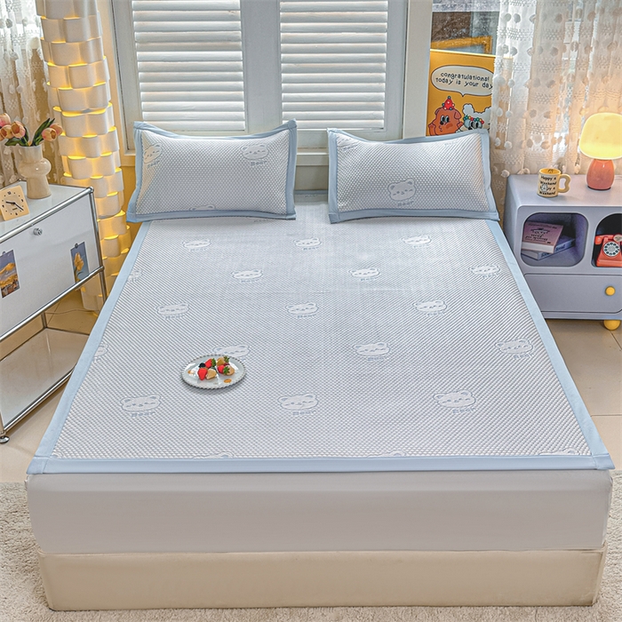 91家纺网 家纺一手货源 找家纺 喜歌家居 2025新款A类刺绣豆豆席小熊 小冰熊天蓝