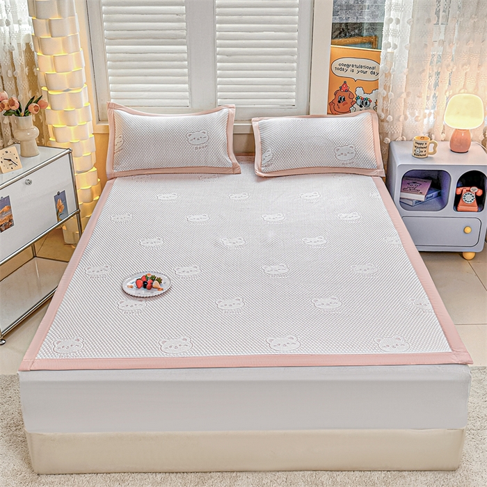 91家纺网 家纺一手货源 找家纺 喜歌家居 2025新款A类刺绣豆豆席小熊 小冰熊浅粉