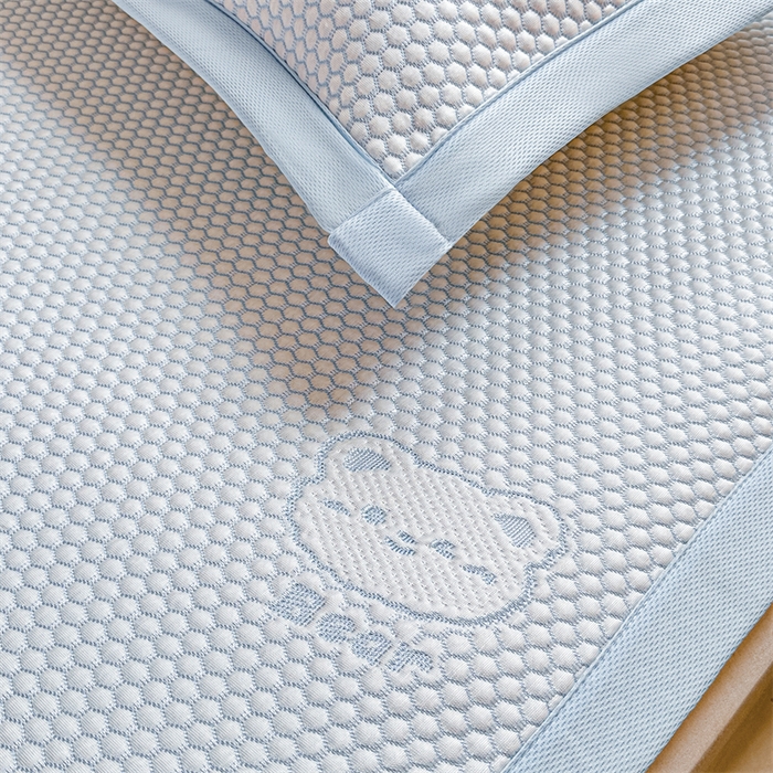 91家纺网 家纺一手货源 找家纺 喜歌家居 2025新款A类刺绣豆豆席小熊 小冰熊天蓝