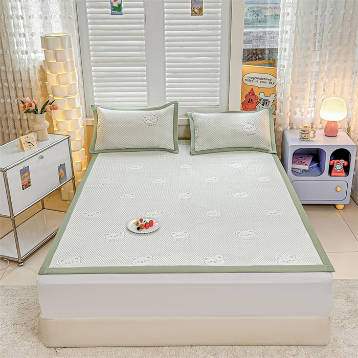 91家纺网 家纺一手货源 找家纺 喜歌家居 2025新款A类刺绣豆豆席小熊 小冰熊草绿