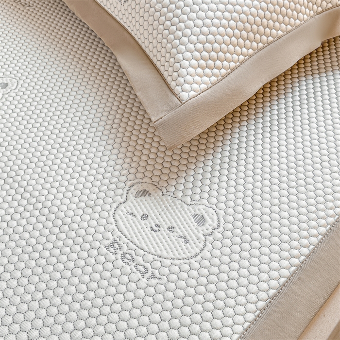 91家纺网 家纺一手货源 找家纺 喜歌家居 2025新款A类刺绣豆豆席小熊 小冰熊浅灰