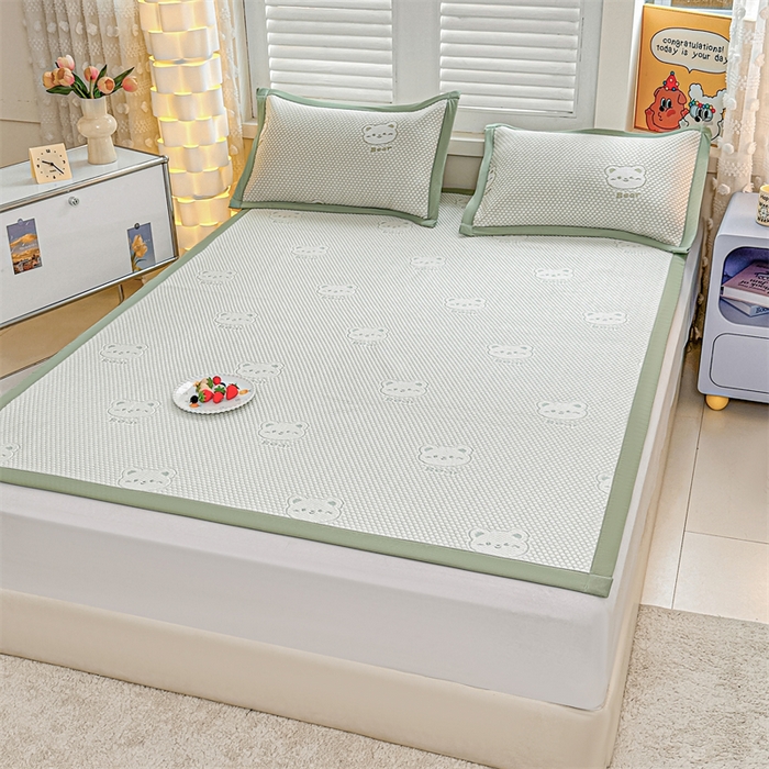 91家纺网 家纺一手货源 找家纺 喜歌家居 2025新款A类刺绣豆豆席小熊 小冰熊草绿