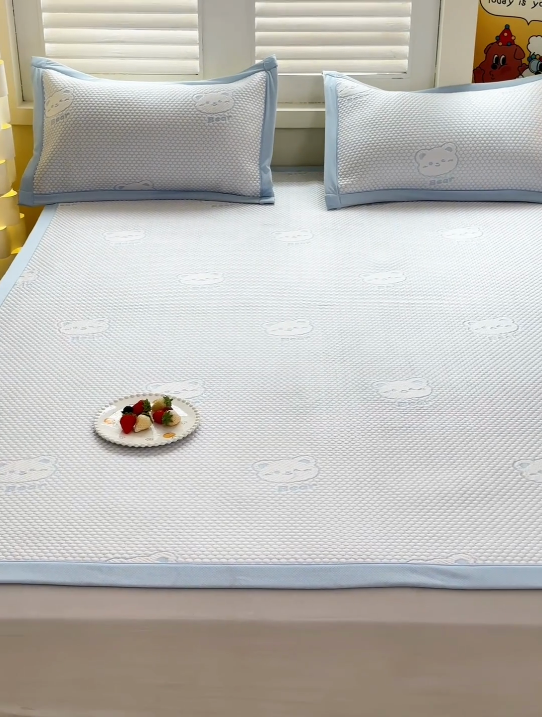 91家纺网 家纺一手货源 找家纺 喜歌家居 2025新款A类刺绣豆豆席小熊 小冰熊天蓝