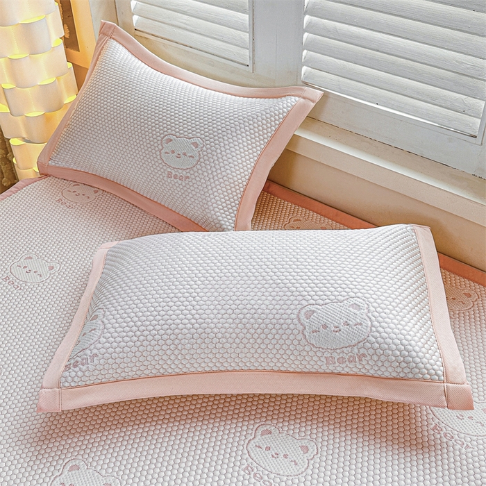 91家纺网 家纺一手货源 找家纺 喜歌家居 2025新款A类刺绣豆豆席小熊 小冰熊浅粉