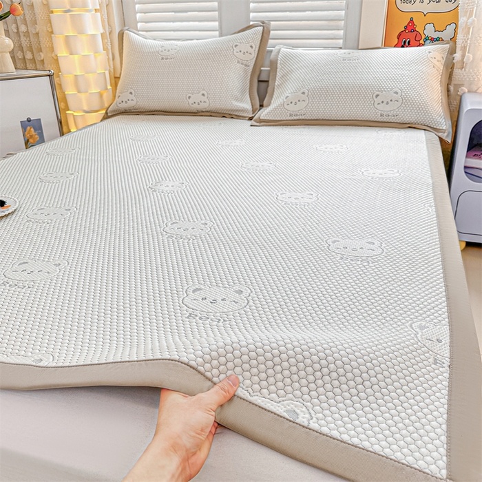 91家纺网 家纺一手货源 找家纺 喜歌家居 2025新款A类刺绣豆豆席小熊 小冰熊浅灰