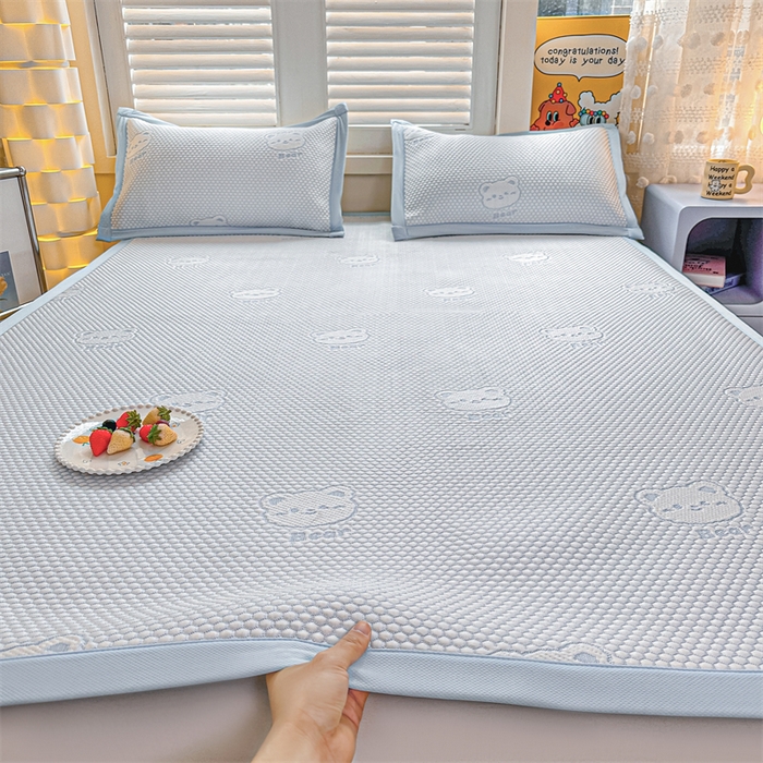 91家纺网 家纺一手货源 找家纺 喜歌家居 2025新款A类刺绣豆豆席小熊 小冰熊天蓝