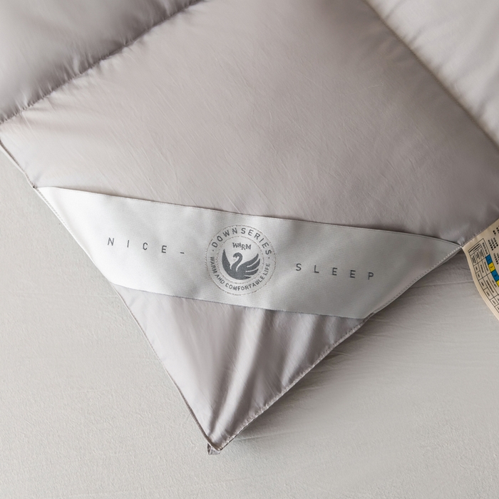 91家纺网 家纺一手货源 找家纺 圣梦莱羽绒家纺 2025新款140支超薄匹马棉羽绒冬被 95鹅绒被子加厚被芯羽绒（假一赔十万元） 灰色