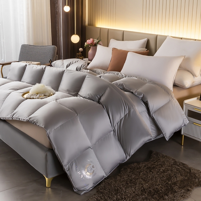 91家纺网 家纺一手货源 找家纺 圣梦莱羽绒家纺 2025新款真丝被壳羽绒冬被95鹅绒被子加厚被芯羽绒 95白鹅绒被（ 假一赔十万元） 灰色