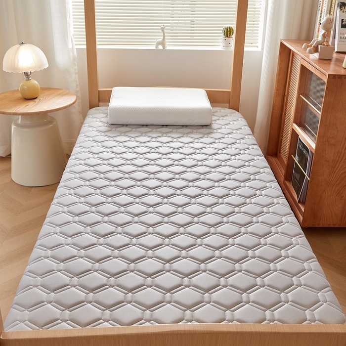 91家纺网 家纺一手货源 找家纺 希廷顿 2025春夏新款足球宿舍床垫单床垫 浅灰-足球