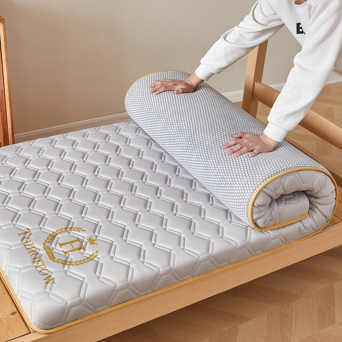 91家纺网 家纺一手货源 找家纺 希廷顿 2025春夏新款足球宿舍床垫单床垫 浅灰-足球-A+烫画