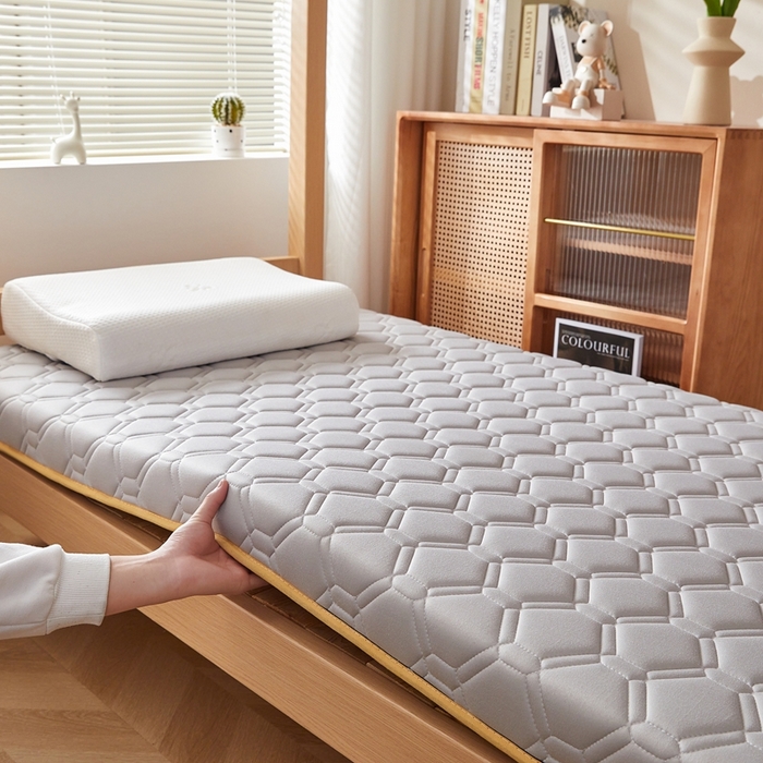 91家纺网 家纺一手货源 找家纺 希廷顿 2025春夏新款足球宿舍床垫单床垫 浅灰-足球-A+烫画