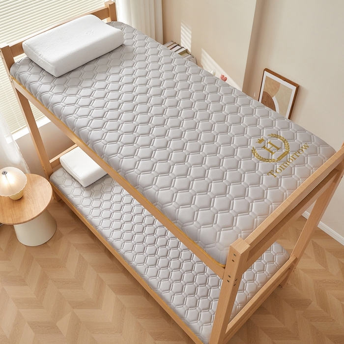 91家纺网 家纺一手货源 找家纺 希廷顿 2025春夏新款足球宿舍床垫单床垫 浅灰-足球-A+烫画