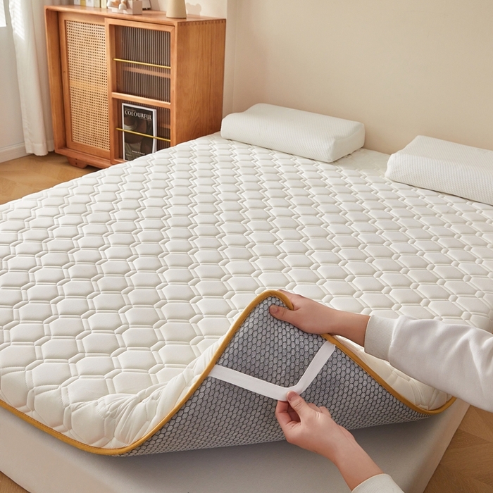 91家纺网 家纺一手货源 找家纺 希廷顿 2025春夏新款足球床垫单床垫 白色-足球