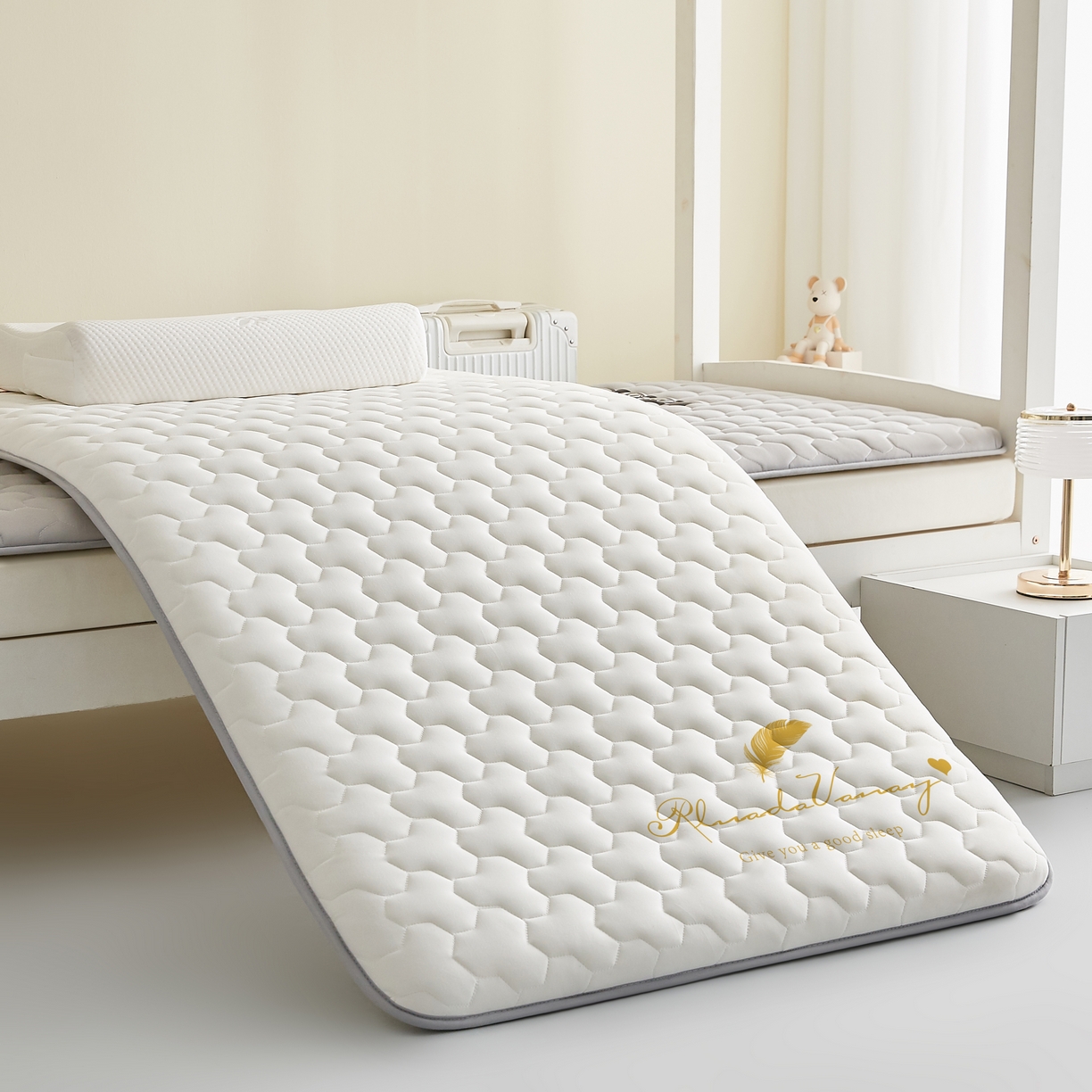91家纺网 家纺一手货源 找家纺 希廷顿 2025春夏新款多边形宿舍床垫单床垫 白色-多边形-羽毛烫画