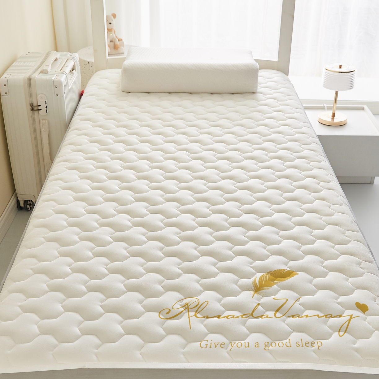 91家纺网 家纺一手货源 找家纺 希廷顿 2025春夏新款多边形宿舍床垫单床垫 白色-多边形-羽毛烫画