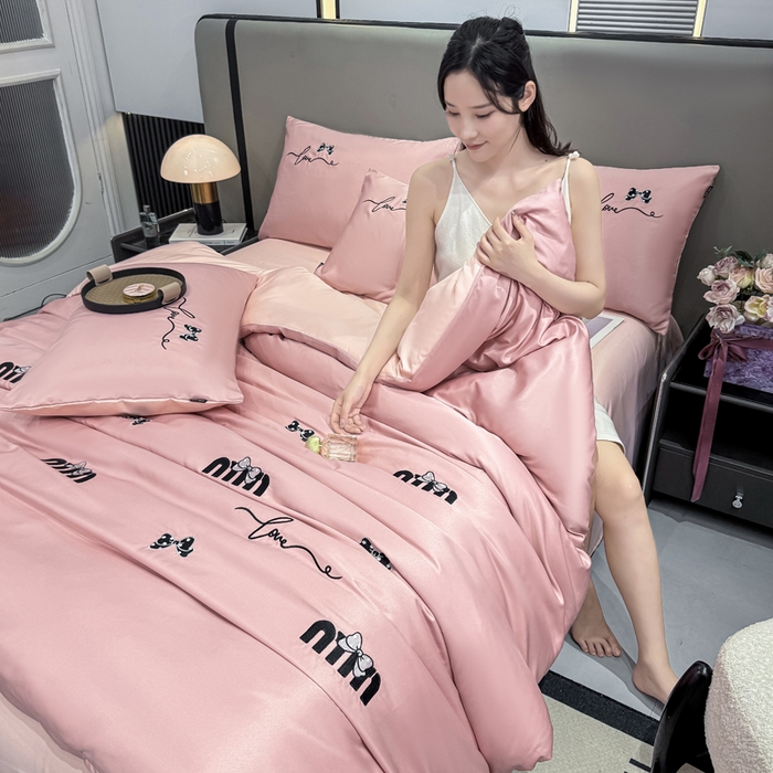 91家纺网 家纺一手货源 找家纺 乐沐家纺 2025春夏新款水洗真丝绣花冰丝四件套 mm-豆沙粉