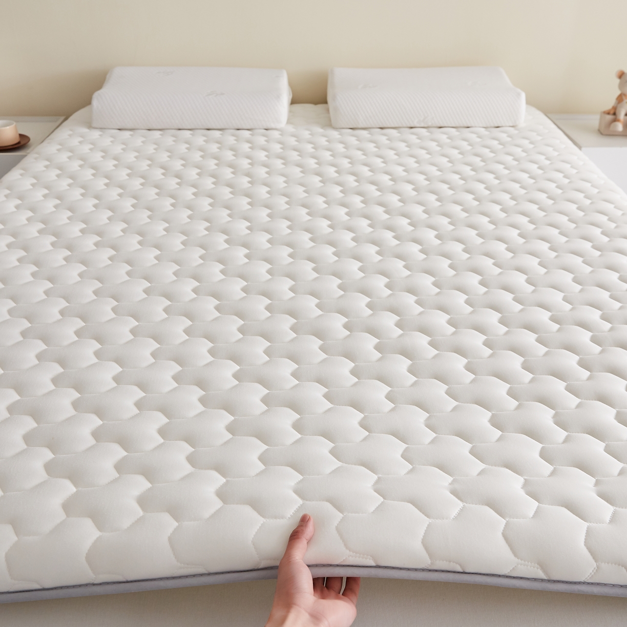 91家纺网 家纺一手货源 找家纺 希廷顿 2025春夏新款多边形床垫单床垫 白色-多边形-A+烫画